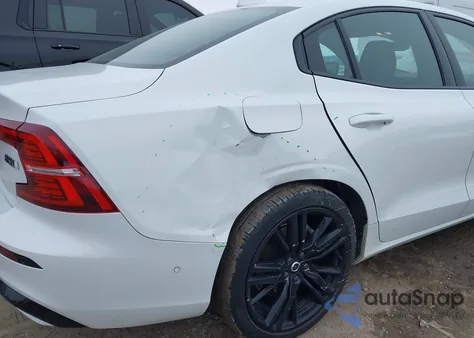 2023 Volvo S60 B5 Plus Black Edition z USA, uszkodzony, nr VIN 7JRL12TT0PG238249